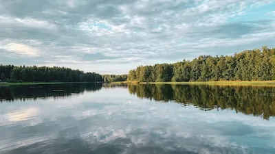 Meaning of Lakes in Dreams: Emotions, Femininity & Self-Reflection