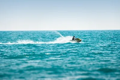 Meaning of Jet Skiing in Dreams: Desire for Freedom, Adventure & Confidence