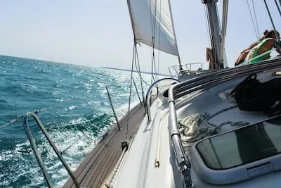 Interpreting Sailing Dreams: Unveiling Life Freedom & Personal Growth