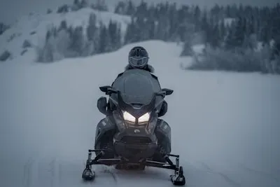 Interpreting Snowmobile Dreams: Their Meanings & Emotional Implications