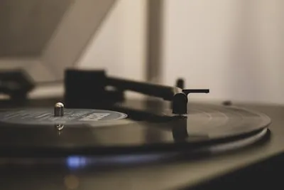 Disclosing the Nostalgic and Creative Meaning in Vinyl Record Dreams