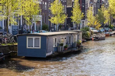 Decoding the Tranquil Meaning of Houseboat Dreams