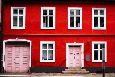 Decoding the Powerful Meaning of Dreaming of a Red House