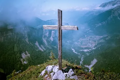 Interpreting the Meaning of a Cross in Dreams: Spiritual Awakening & Redemption