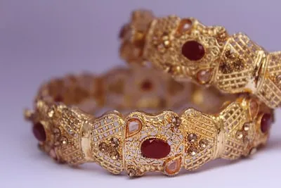 Decoding the Wealth and Desire Symbolism in Gold Bracelet Dreams