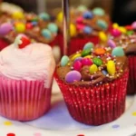 closeup photo of cupcakes on round white ceramic plate